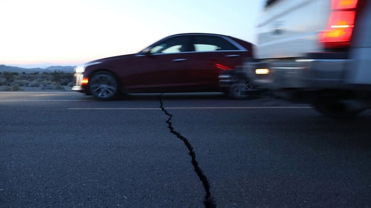 La grieta se podÃ­a ver desde la carretera (Foto: REUTERS/David McNew)