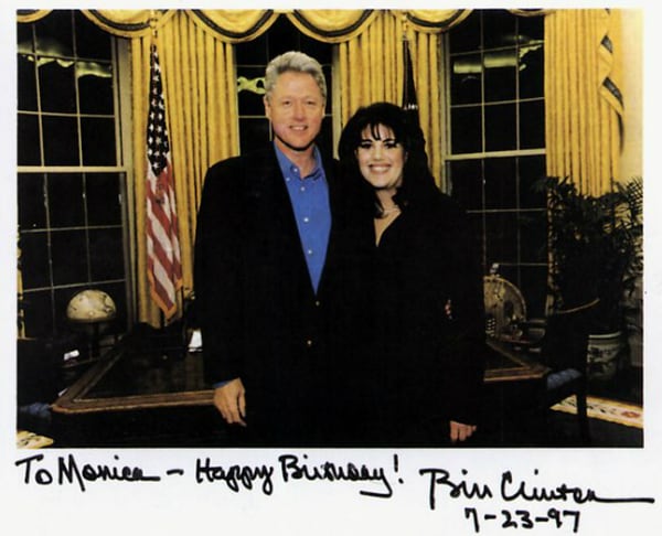 Una fotografía firmada por el presidente Bill Clinton en 1997 con motivo del cumpleaños de su becaria favorita, Monica Lewinsky. El escándalo casi le cuesta la presidencia al líder demócrata