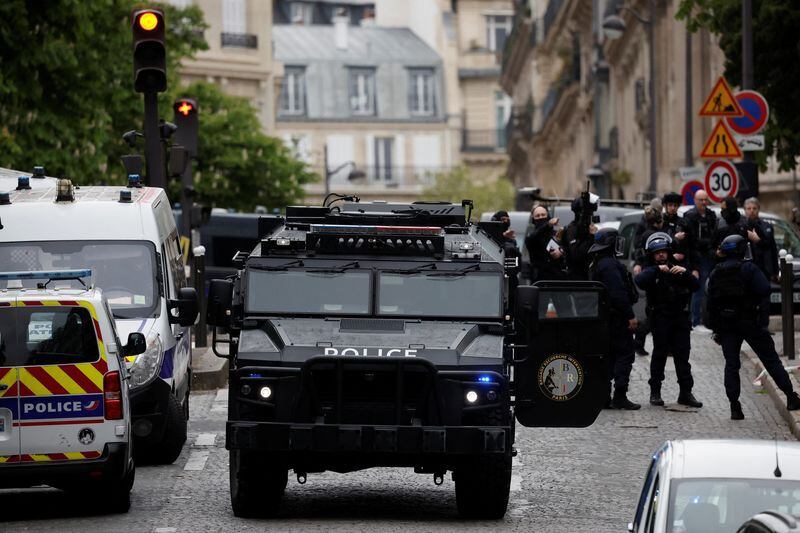 Policías franceses y miembros de las fuerzas especiales francesas de la Brigada de Investigación e Intervención (BRI) aseguran la zona cercana al consulado de Irán donde un hombre amenazó con inmolarse, en París, Francia (REUTERS/Benoit Tessier)