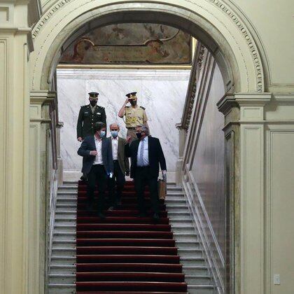 Alberto Fernández conversa ayer con Juan Pablo Biondi en Casa Rosada después del hisopado negativo. Detrás del Presidente y el secretario de Medios, camina el secretario General Julio Vitobello, que también dio negativo