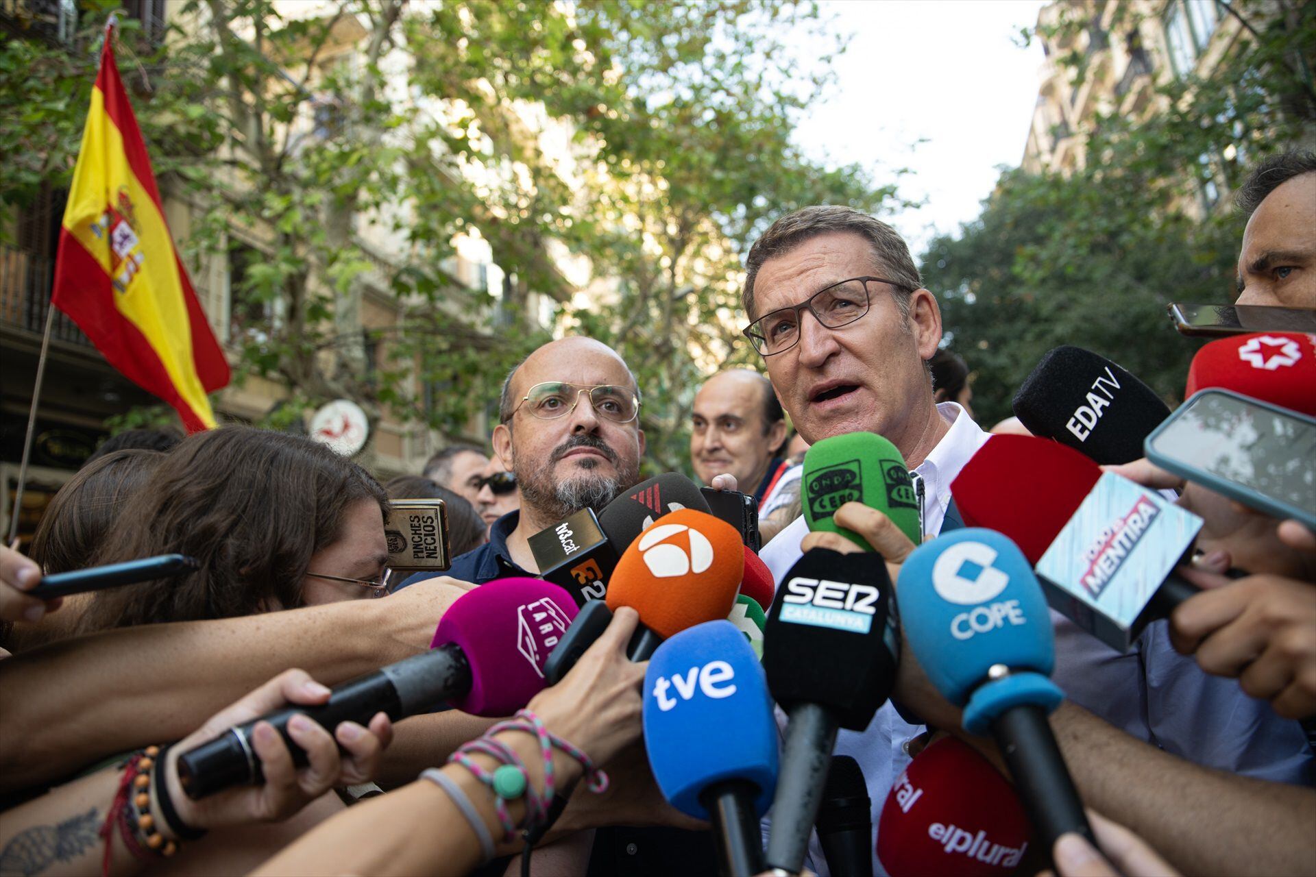 El líder del Partido Popular, Alberto Núñez Feijóo, atiende a los medios de comunicación antes de la manifestación de SCC, a 8 de octubre de 2023, en Barcelona. EUROPA PRESS