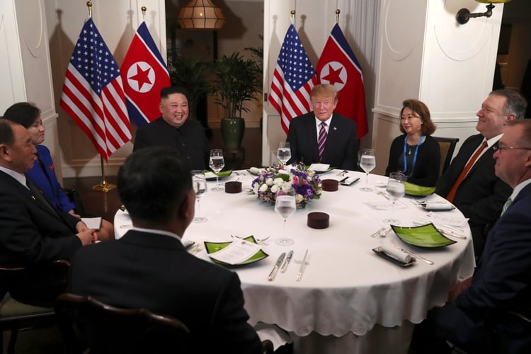 Junto a las traductoras, acompañan por EEUU el secretario de Estado, Mike Pompeo y el jefe de gabinete interino, Mick Mulvaney; por Corea del Norte, están el vicepresidente del Comité Central del Partido de los Trabajadorse, Kim Yong Chol, y el canciller Ri Yong Ho (Reuters)