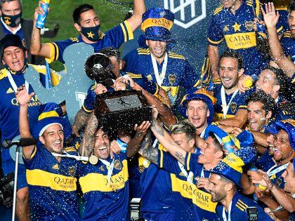 El capitán Carlos Tevez y el plantel de Boca levantan el trofeo en la celebración (REUTERS/Andres Larrovere)