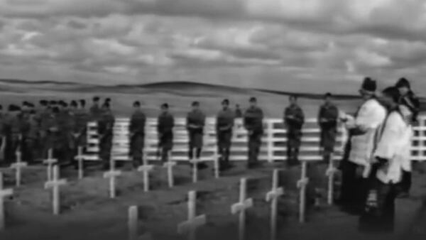 La ceremonia con honores que los britÃ¡nicos hicieron en Darwin al enterrar a los soldados argentinos