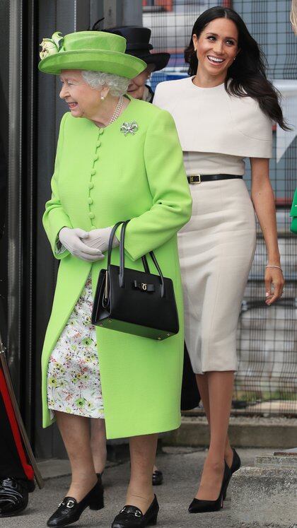 Isabel II y Meghan Markle en su visita a Cheshire en junio de 2018 (AP)