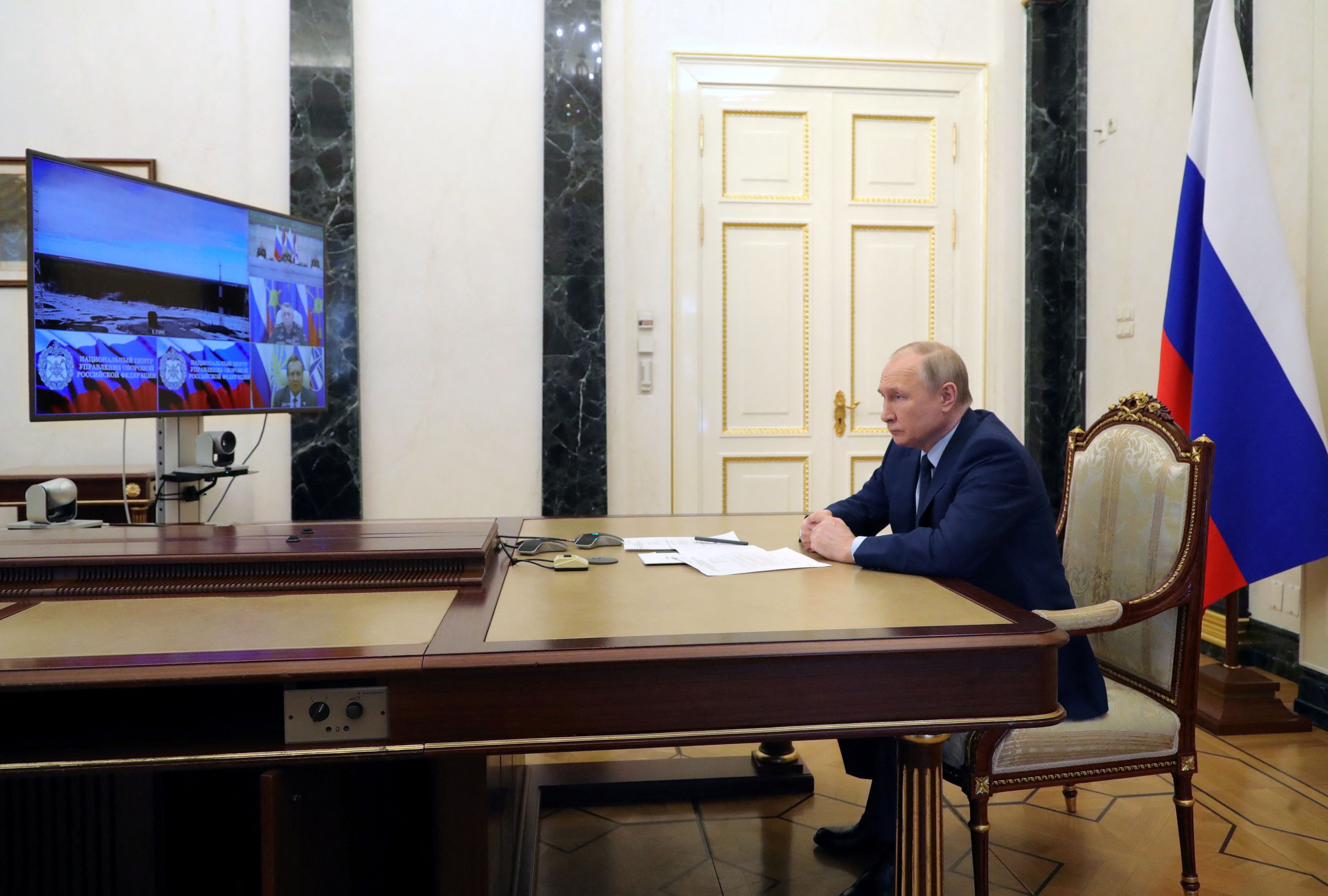 El presidente ruso Vladimir Putin observa un lanzamiento de prueba del misil balístico intercontinental Sarmat en el cosmódromo de Plesetsk en la región de Arkhangelsk, a través de un enlace de video en Moscú, Rusia, el 20 de abril de 2022 (Sputnik/Mikhail Klimentyev/Kremlin via REUTERS)