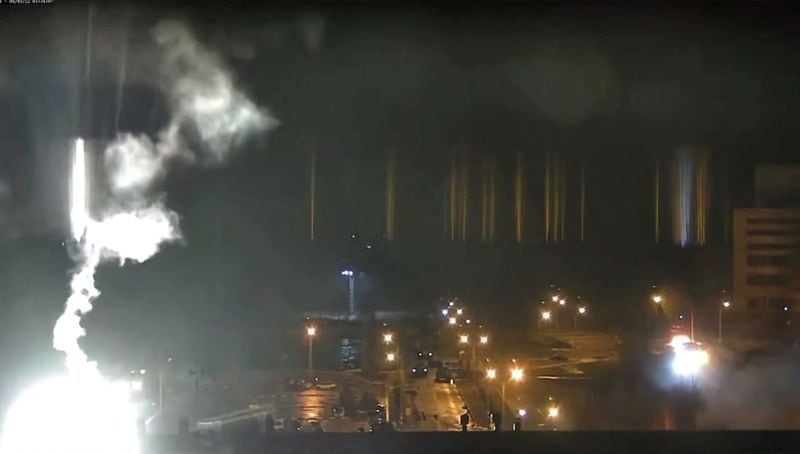 El momento en que una llamarada se eleva de la central nuclear de Zaporiyia