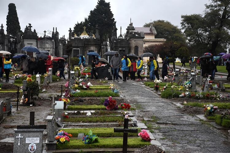 Bajo la lluvia: el entierro de Cinthia Choque en el cementerio de Flores (Nicolás Stulberg)