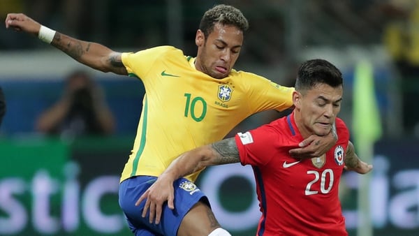 Neymar y Aranguiz disputan en balón en un primer tiempo muy igualado en San Pablo (EFE)
