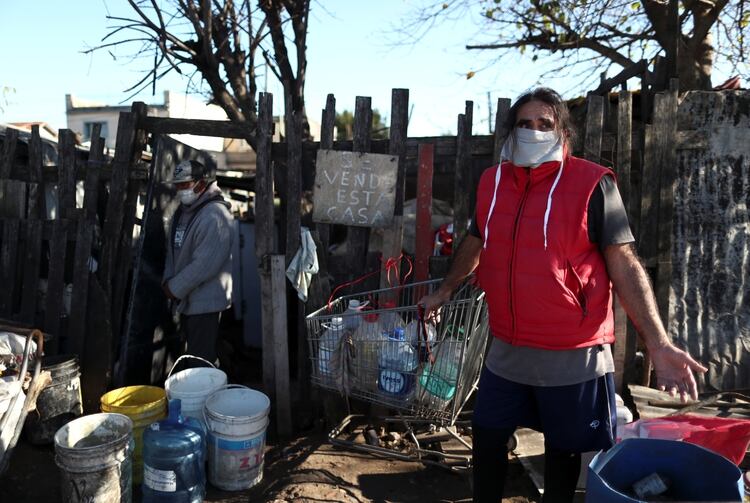 Los habitantes de la Villa Azul, en Quilmes, fueron puestos en cuarentena comunitaria por la explosión de casos de coronavirus