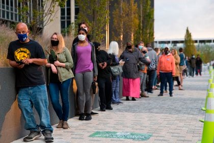 Un grupo de personas espera en fila para votar en el condado de Marion en Indianápolis, Indiana, Estados Unidos, el 23 de octubre de 2020. EFE /EPA /JUSTIN CASTERLINE