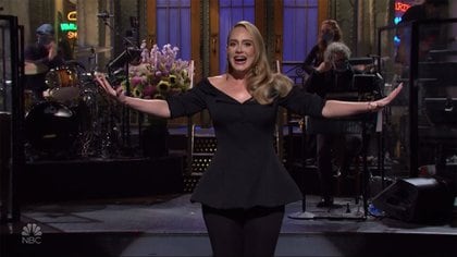 Adele hizo su debut como presentadora de Saturday Night Live y sorprendió con un vestido negro que dejó en evidencia su pérdida de peso (NBC)