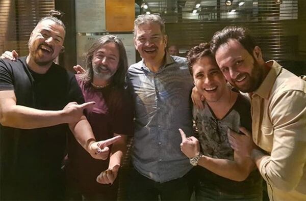 A la derecha de CÃ©sar BordÃ³n, AdriÃ¡n DÃ¡rgelos; a su izquierda, Diego Boneta (Foto: Instagram)