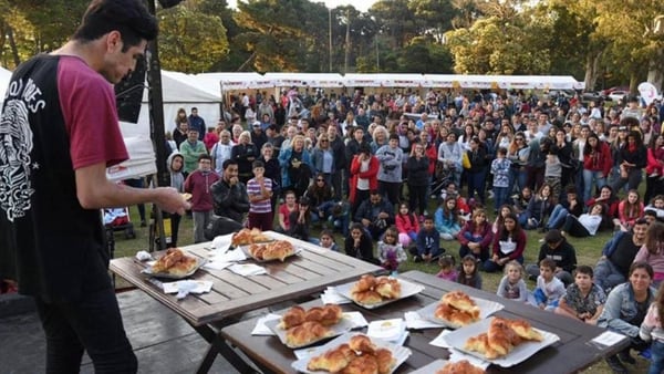 El concurso consistía en comer la mayor cantidad de medialunas en un minuto