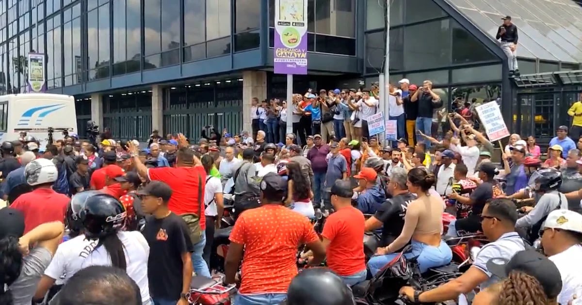 A shock group from the Maduro regime attacked the workers’ march in Caracas