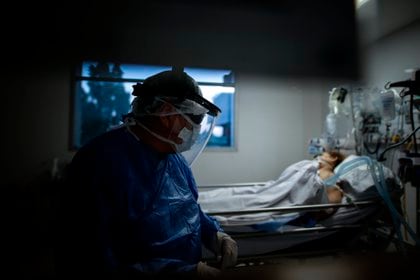 Un médico revisa pacientes COVID-19 en la Unidad de Terapia Intensiva, en un Hospital de la Provincia de Buenos Aires (EFE/ Juan Ignacio Roncoroni/Archivo)
