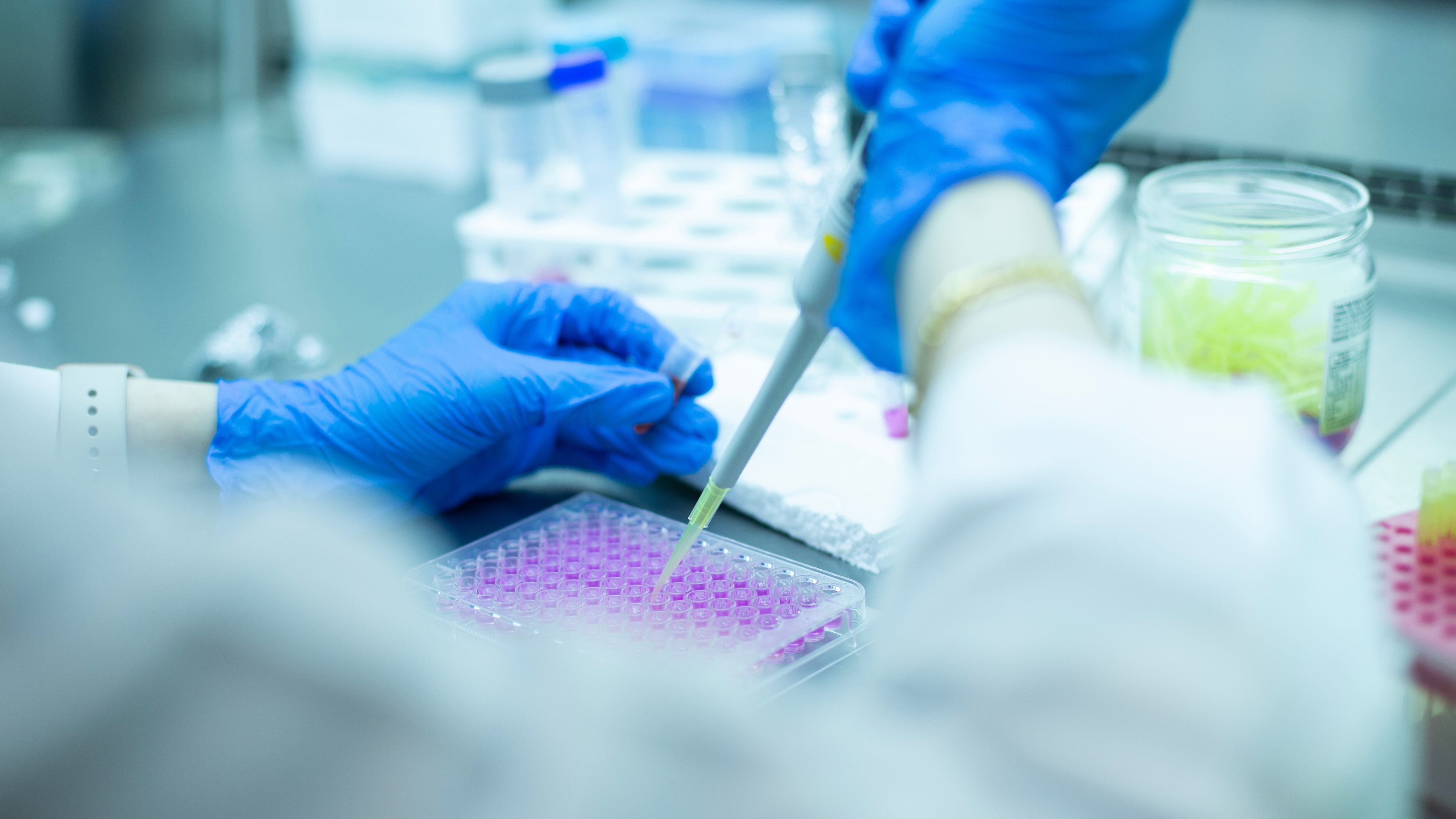 Científicos trabajando en un laboratorio (Shutterstock)
