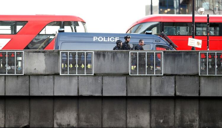 Policías y personal de emergencia trabajan en el Puente de Londresm donde se perpetró el atentado, el 29 de noviembre 2019. (REUTERS)