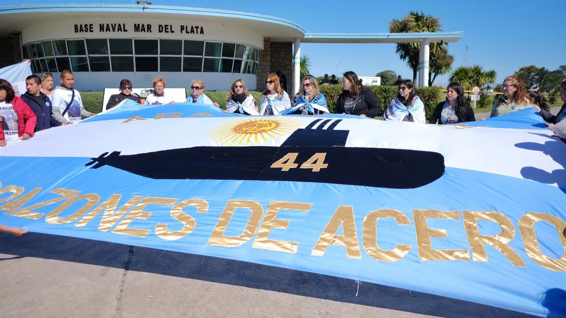 Los familiares de los 44 tripulantes solicitan justicia por la tragedia del ARA San Juan (Télam)