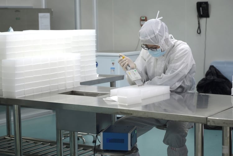 Un técnico trabaja en un laboratorio para la fabricación de kits de prueba para el nuevo coronavirus en una empresa de laboratorios médicos Da An Gene Co, mientras el país es golpeado por un brote del nuevo coronavirus, en Guangzhou, provincia de Guangdong, China, el 28 de enero de 2020 (cnsphoto via REUTERS)