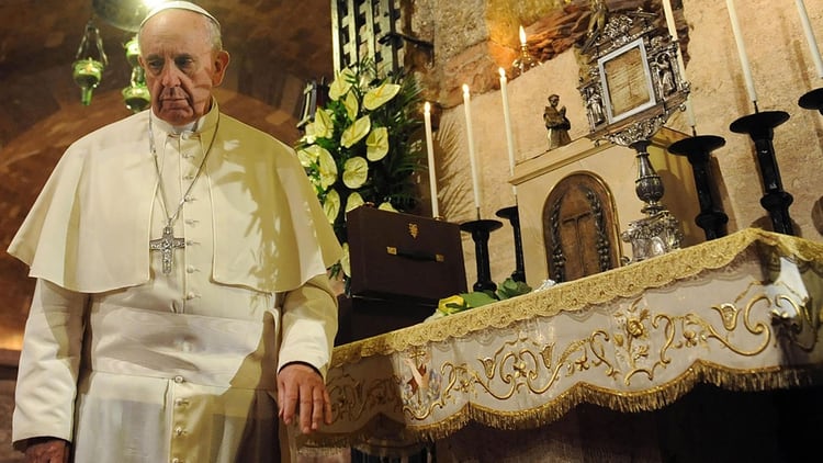 El Papa visita la tumba de San Francisco de Asís (octubre de 2013. AFP)