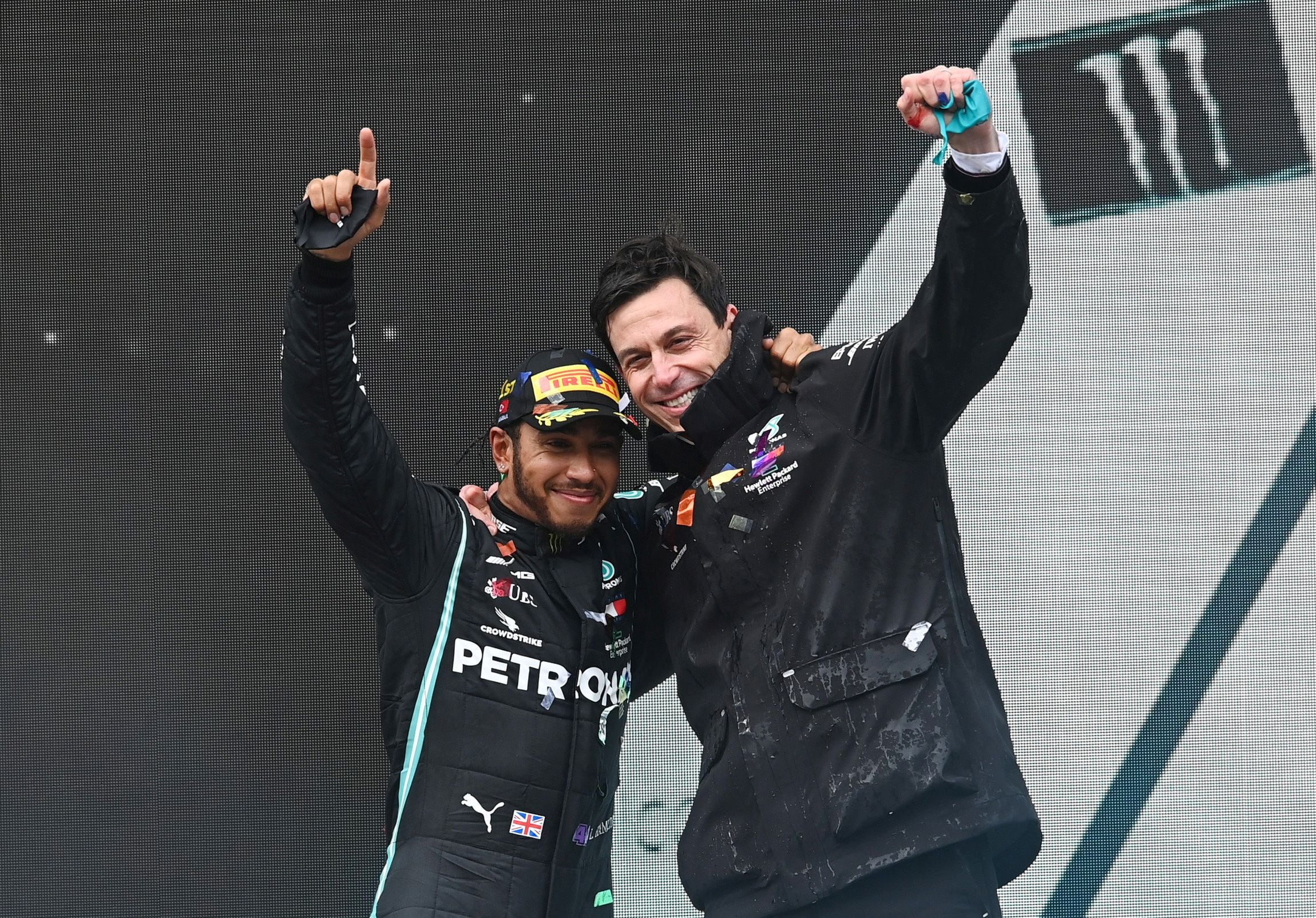 Lewis Hamilton y su amigo y jefe de Mercedes, Toto Wolff  (REUTERS/Ozan Kose/File Photo)