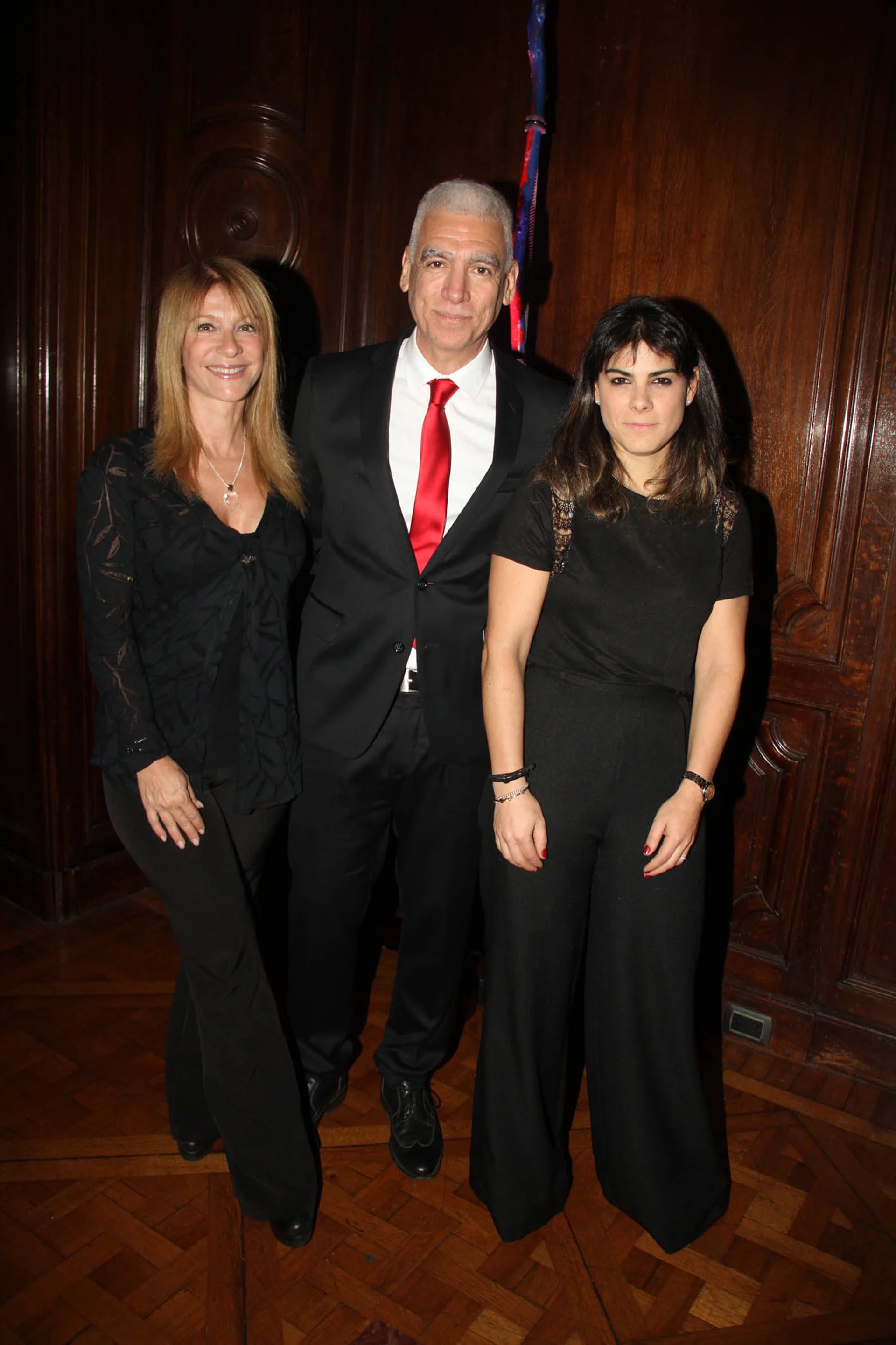 Guillermo “Macu” Mazzuca estuvo a cargo de la conducción del evento solidario. En la foto, posa junto a María Isabel Sánchez y Sara Stewart Brown