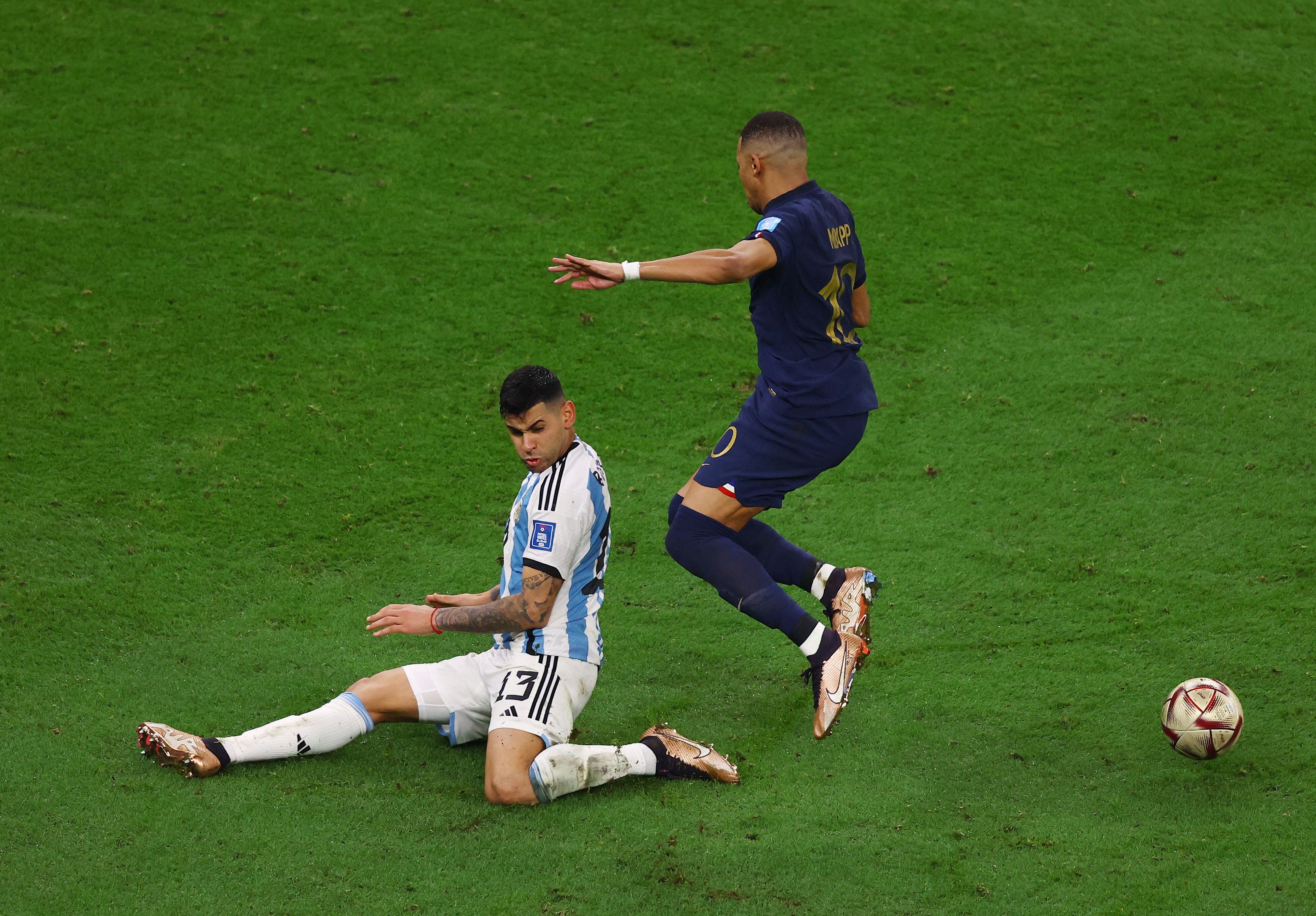 Cuti Romero contra Mbappé (REUTERS/Paul Childs)