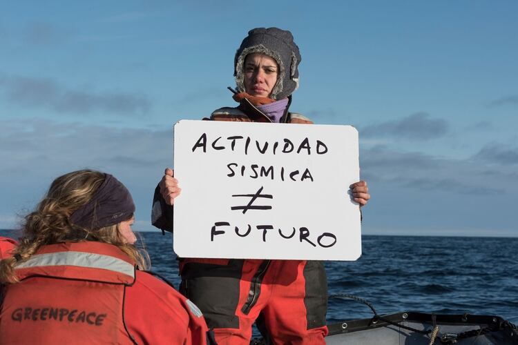La argentina Fernanda Arduino, en una expedición de Greenpeace contra el bombardeo sísmico de la compañía noruega TGS, autorizada a explorar el Mar Argentino. 