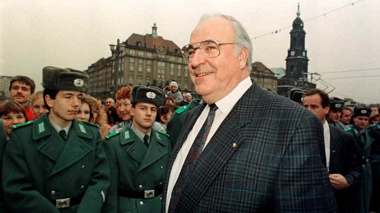 El canciller alemán Helmut Kohl, quien realizó la reunificación alemana y se molestó con Thatcher por sus comentarios contra sus connacionales. (REUTERS)