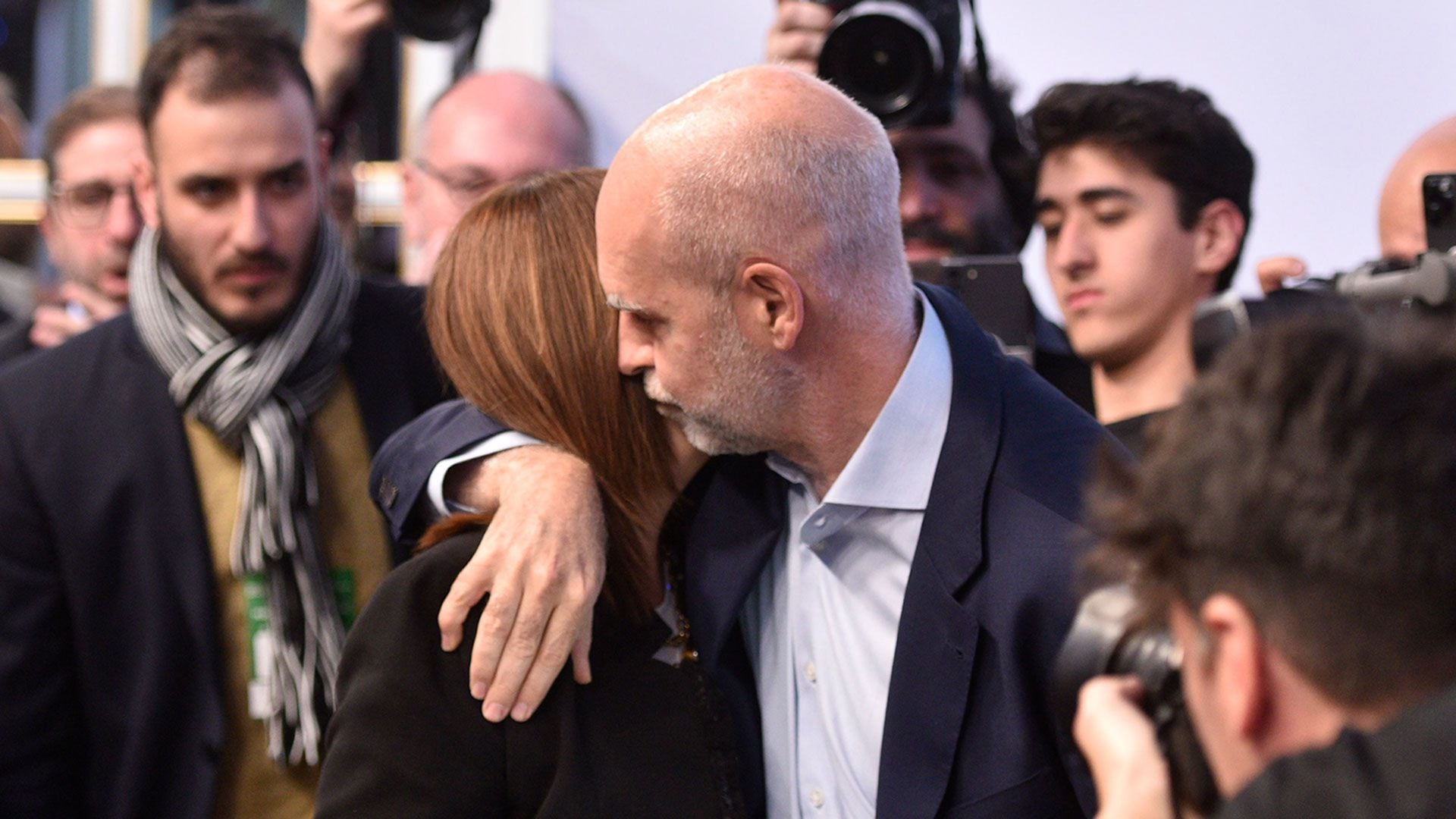 Patricia Bullrich y Horacio Rodríguez Larreta, en el saludo para las fotos en el Hotel Alvear (Foto: Adrián Escándar)
