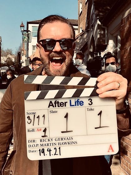 Ricky Gervais desde Instagram con la claqueta de grabación de "After Life"