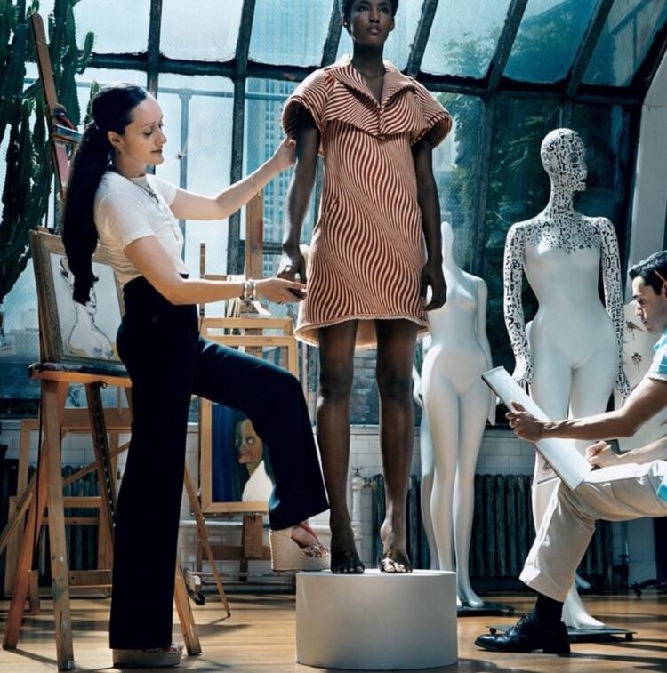Isabel Toledo se formó en las mejores escuelas de moda de Nueva York, y pronto las tiendas de la Gran Manzana se interesaron por sus diseños. Presentó su primera colección en 1985 (Foto: Instagram)