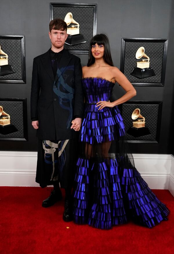 Jameela Jamil optó con un vestido Strapless en azul metalizado y transparencias. Y eligió no llevar accesorios y cabello suelto, sostuvo María Gabriela Gurmandi, asesora de imagen y personal shopper a Infobae