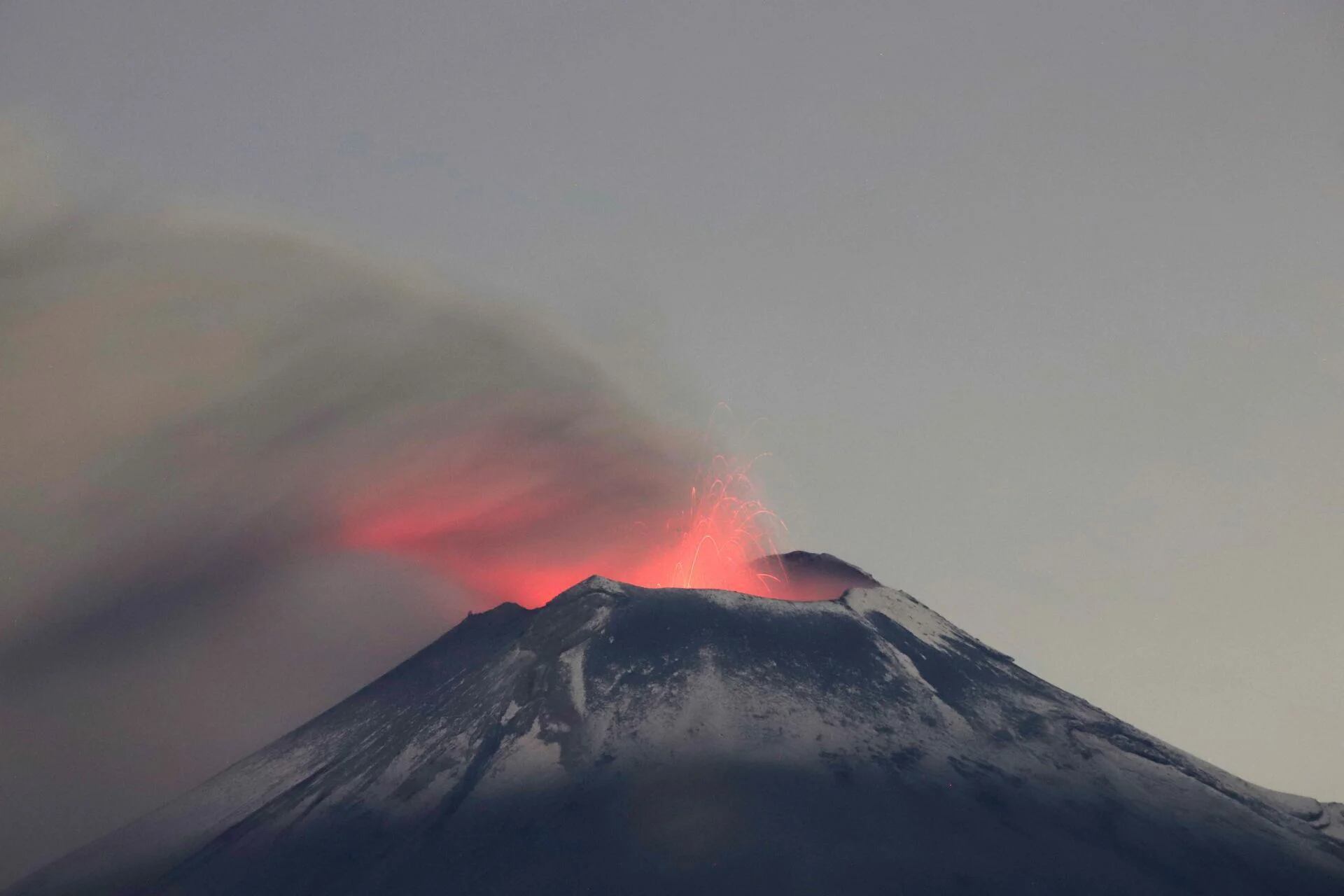 Popocatépetl lanza 50 exhalaciones en 24 hrs, según monitoreo