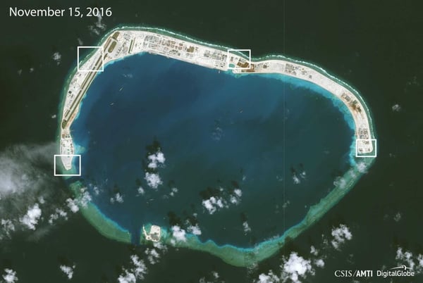 Desde hace años Beijing está construyendo bases militares en islotes y arrecifes en disputa en el Mar del Sur de China