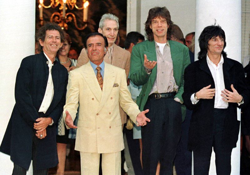 Carlos Menem posa con la banda de rock británica Rolling Stones (de izquierda a derecha) Keith Richards, Charlie Watts, Mick Jagger, Ron Woods, en la residencia presidencial de Olivos