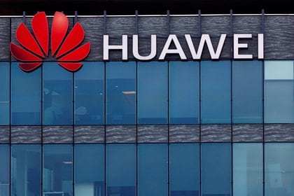 Una vista muestra un logotipo de Huawei en la sede de la empresa ligada al régimen chino en Boulogne-Billancourt, cerca de París, Francia (Reuters)