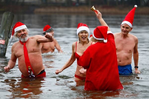 Nadadores alemanes celebran navidad en el lago Oranke de Berlín, Alemania (REUTERS/Michele Tantussi)