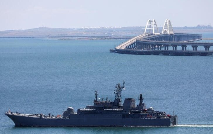 Un buque militar ruso avanzando por el Estrecho de Kerch, cerca del Puente de Crimea, el 17 de julio de 2023 (REUTERS/Alexey Pavlishak)
