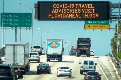 "Consejos de viaje por el COVID-19 visite Floridahealth.gov", señala un mensaje en una autopista de Florida (EFE/EPA/CRISTOBAL HERRERA-ULASHKEVICH)