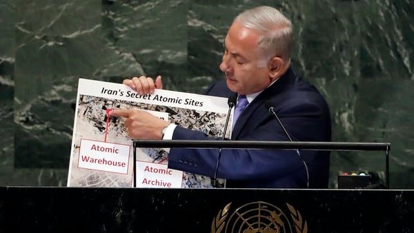 Netanyahu muestra los mapas de la presuna instalación nuclear en Turquzabad (AP)