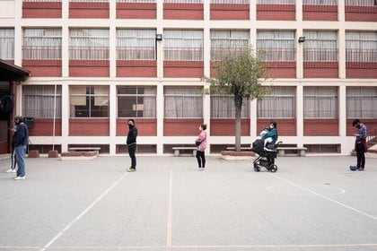 La asistencia a votar con distancia social en una escuela de Santiago (REUTERS/Tamara Merino)