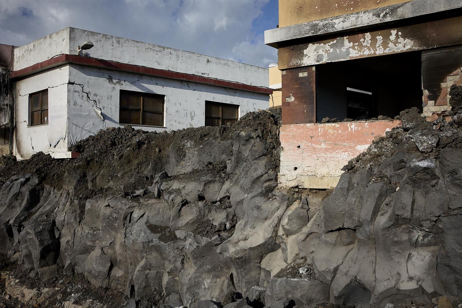 Destrozos en establecimientos cercanos a la vía LP-213, de la carretera de Puerto Naos, a 24 de febrero de 2022, en Puerto Naos, La Palma, Canarias (España). (Jesús Hellín/Europa Press)