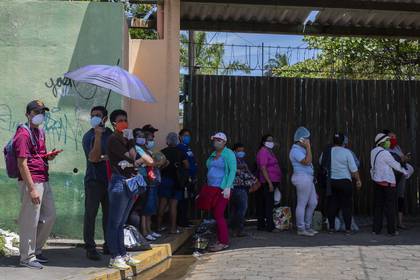 Familiares de pacientes con COVID-19 esperan para llevarles comida a un hospital en Managua, Nicaragua, el 21 de mayo de 2020. (Inti Ocon/The New York Times)