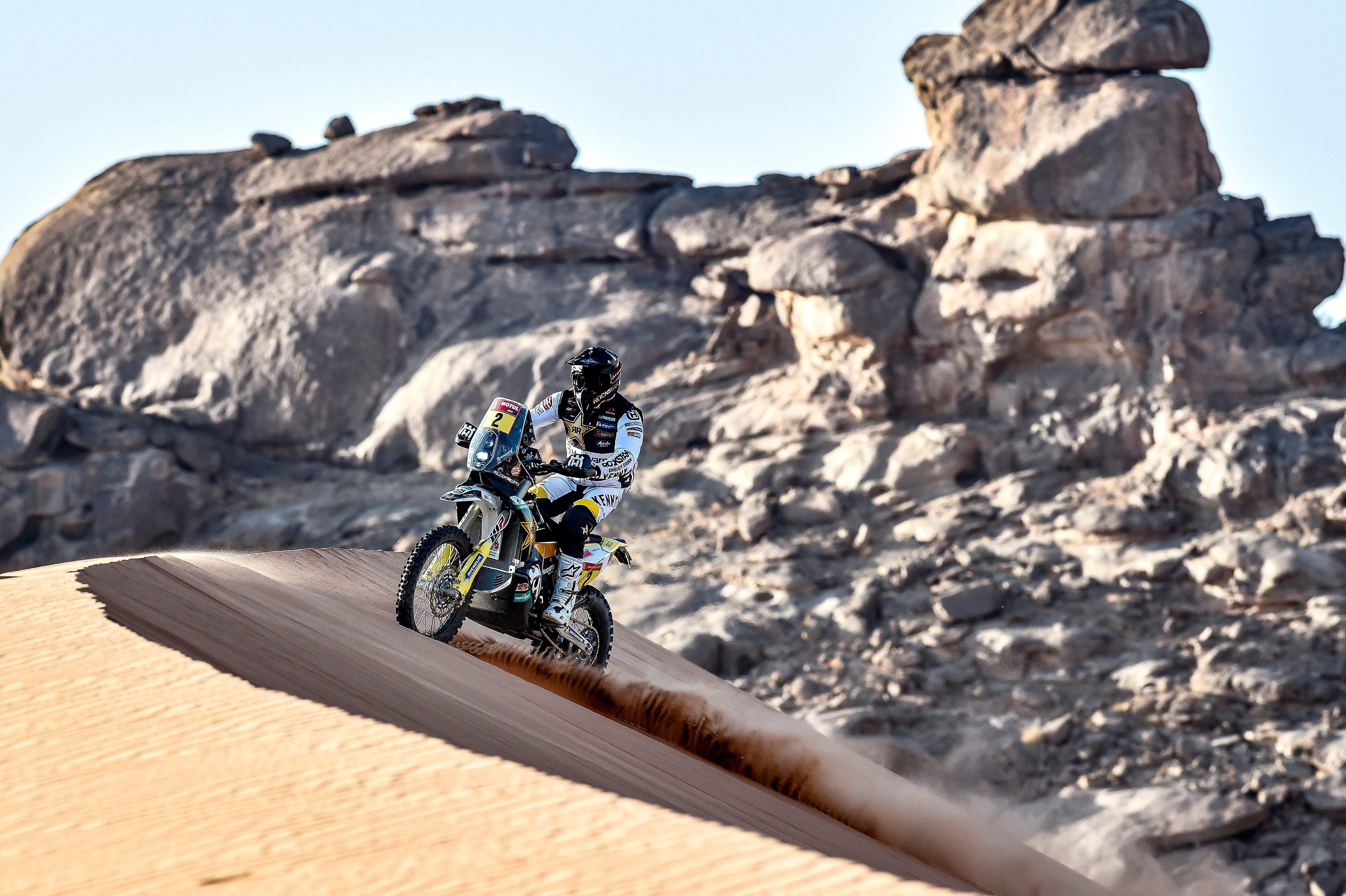 El chileno Pablo Quintanilla compite en la segunda etapa del Rally Dakar 2021 para terminar, provisionalmente, el tercero más rápido y su compañero de equipo Luciano Benavides a salvo dentro del top 10, en octava posición. EFE/Husqvarna Motorcycles GmbH 
