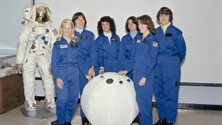 Las candidatas al programa de trasbordadores de la NASA: Rhea Seddon, Kathryn D. Sullivan, Judith A. Resnik, Sally K. Ride, Anna L. Fisher y Shannon W. Lucid, en 1979 NASA
