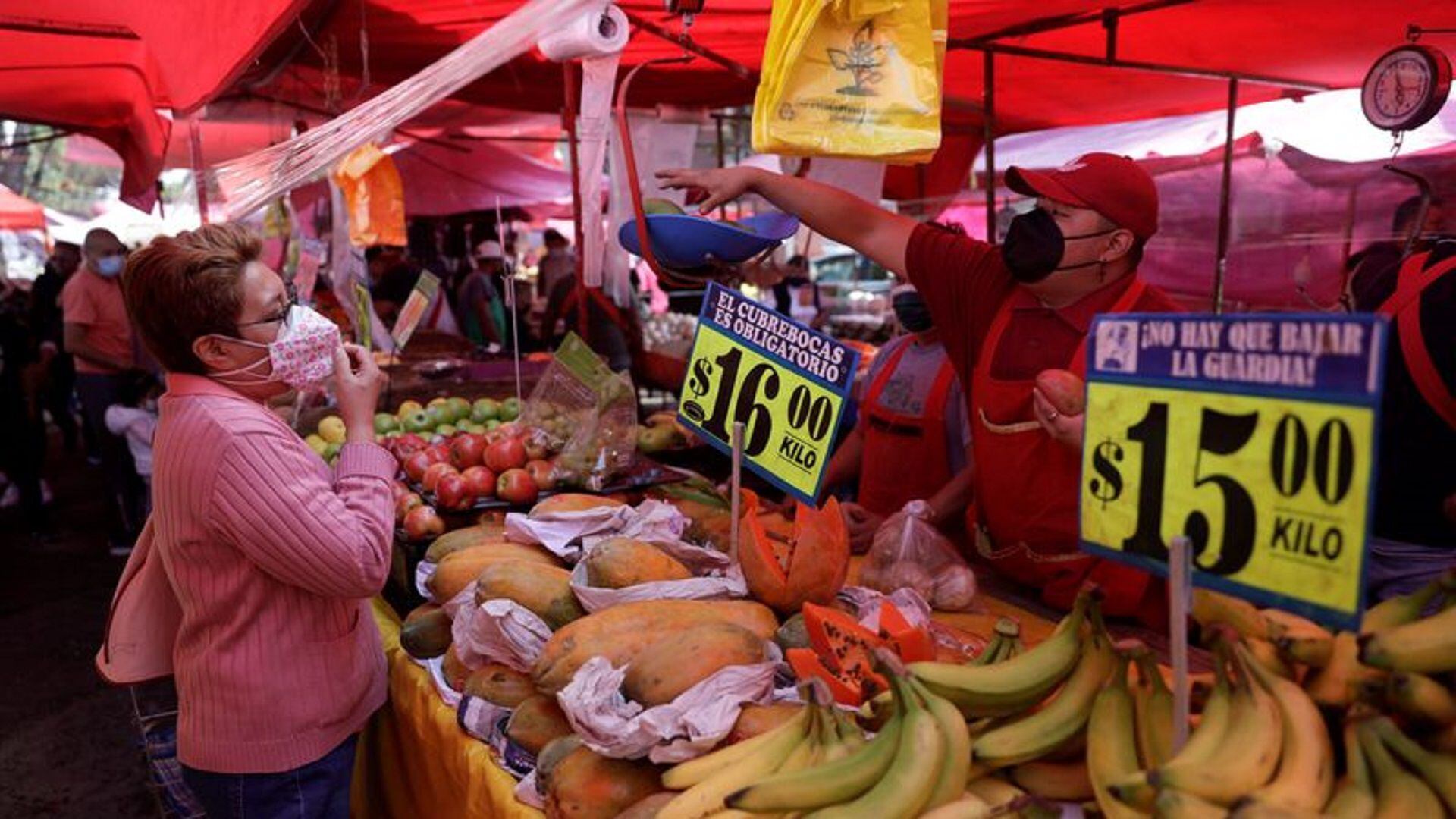 FOTO DE ARCHIVO. Un vendedor charla con un cliente en un puesto de un mercado al aire libre en Ciudad de México, México 23 de enero de 2022. Foto tomada el 23 de enero de 2022. REUTERS/Luis Cortes