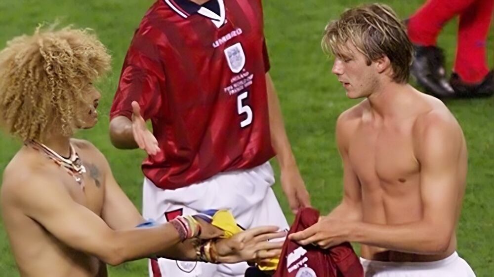 El icónico momento de intercambio de camisetas entre Carlos Valderama y David Beckham -  crédito FIFA