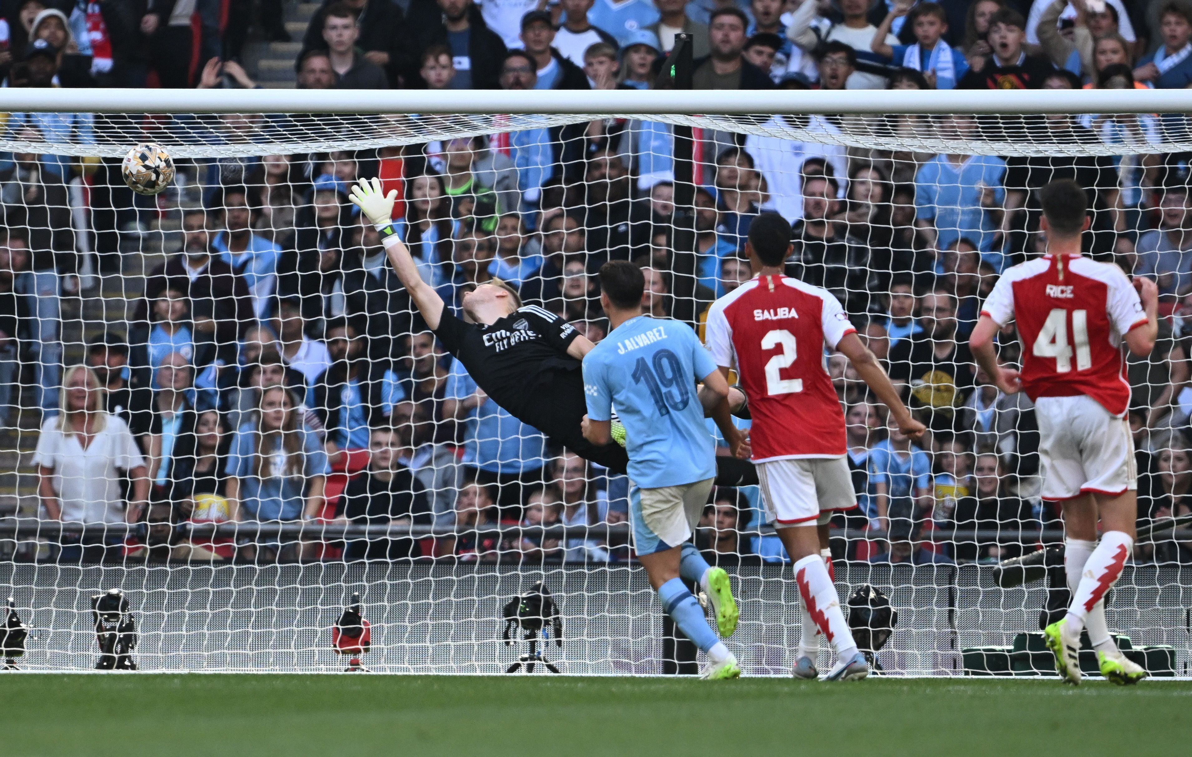 Aaron Ramsdale, arquero de Arsenal, fue clave para el título ante Manchester City en la Community Shield (REUTERS/Dylan Martinez)